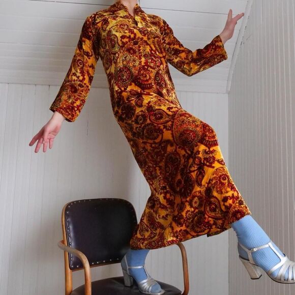 Stunning! 1970s rayon velvet paisley print midi dress - Picture 6 of 6